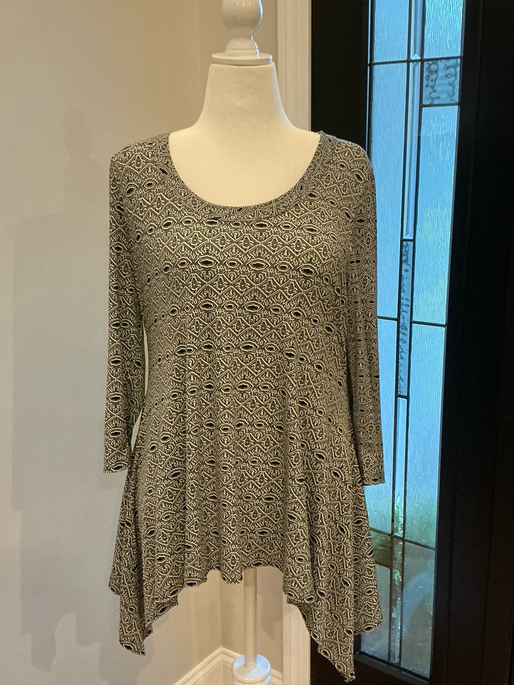 Chaus Black and White Geometric Scoop Neck Tunic with a Green Background Sz XL